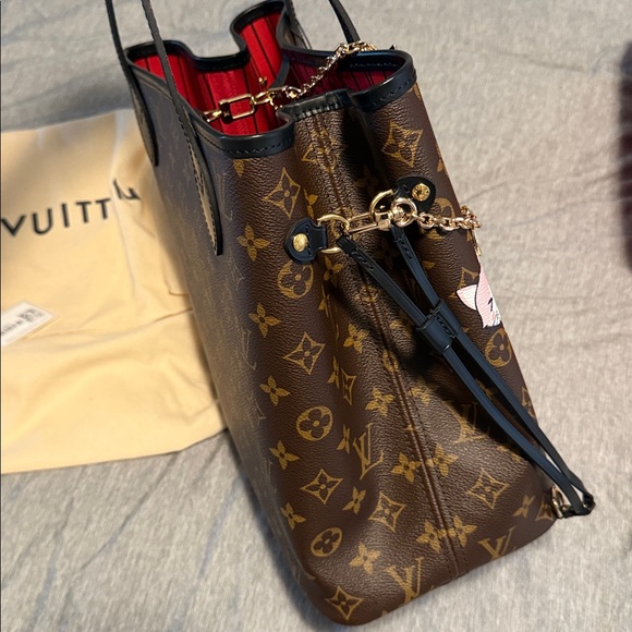 Louis Vuitton Monogram World Tour NeverFull MM - Picture 13 of 17